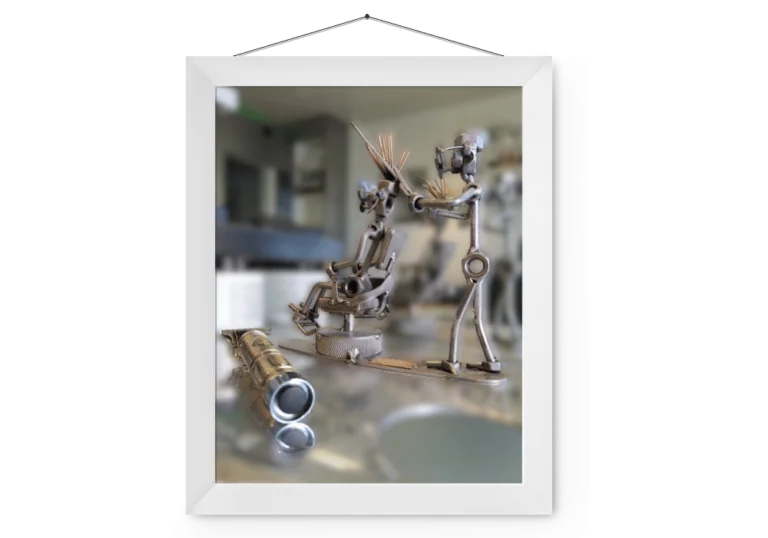 Figurine imitant le coiffeur qui fait une coupe à une personne assise sur un fauteuil.