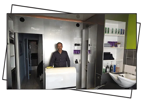 Photo de l'intérieur du salon. Nicolas au comptoir.